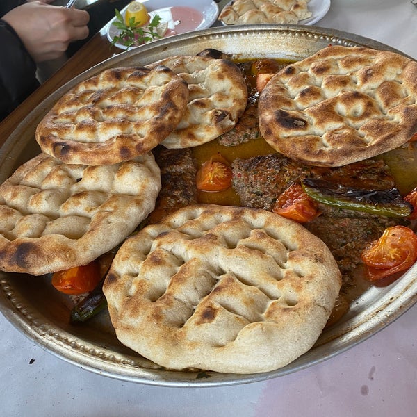 Снимок сделан в Pöç Kasap ve Restaurant пользователем Zuhal 1/28/2023