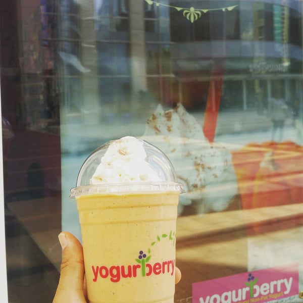 9/6/2015 tarihinde Brian H.ziyaretçi tarafından Yogurberry Frozen Yogurt Café'de çekilen fotoğraf