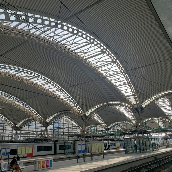 รูปภาพถ่ายที่ Station Leuven โดย Ajani T. เมื่อ 9/20/2021