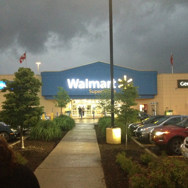 รูปภาพถ่ายที่ Walmart Supercentre โดย Robert F. เมื่อ 6/14/2013