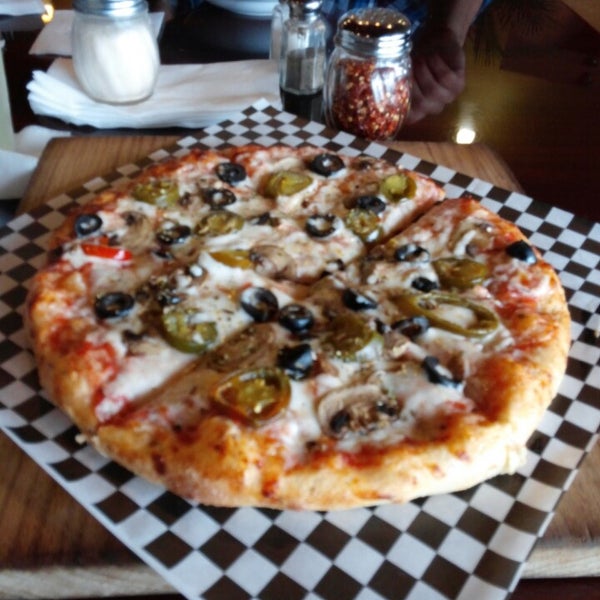 Снимок сделан в The 210 Pizza &amp; Burger Bistro пользователем Leangela 2/25/2014