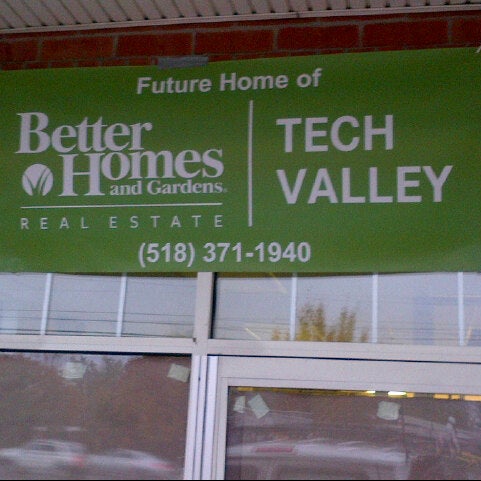 Das Foto wurde bei Better Homes and Gardens Real Estate Tech Valley Saratoga County office von Miguel B. am 10/19/2012 aufgenommen