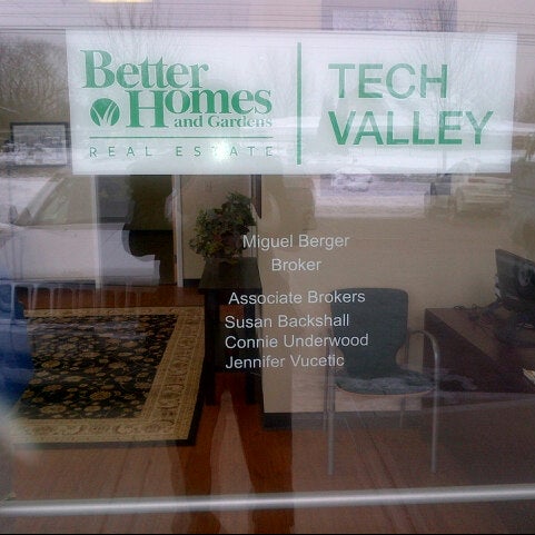 Das Foto wurde bei Better Homes and Gardens Real Estate Tech Valley Saratoga County office von Miguel B. am 1/2/2013 aufgenommen