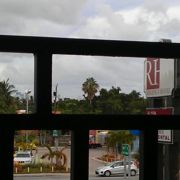 Foto diambil di Regency Hotel Miami oleh Fabian F. pada 8/23/2013