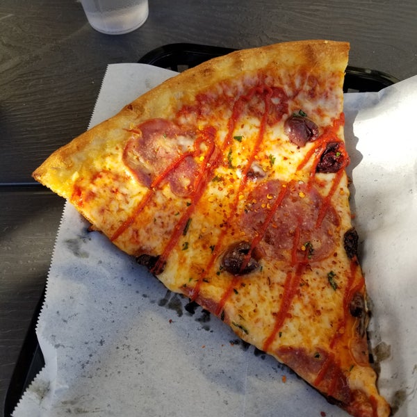 11/3/2019 tarihinde Peter C.ziyaretçi tarafından Rotten City Pizza'de çekilen fotoğraf