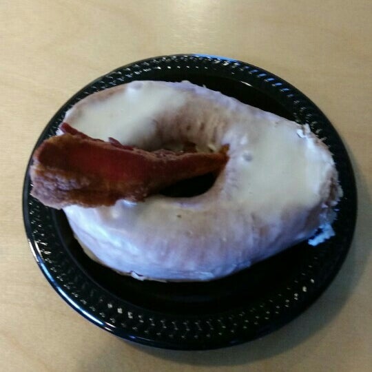 9/20/2015에 Peter C.님이 Glazed and Confuzed Donuts에서 찍은 사진