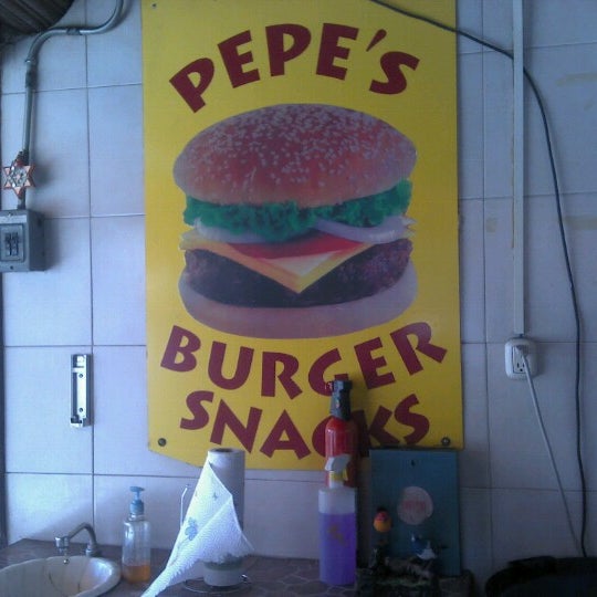 Foto tomada en Pepe&#39;s burger snacks     Cuando usted la prueba lo comprueba, La mejor!  por Atenea T. el 10/21/2012