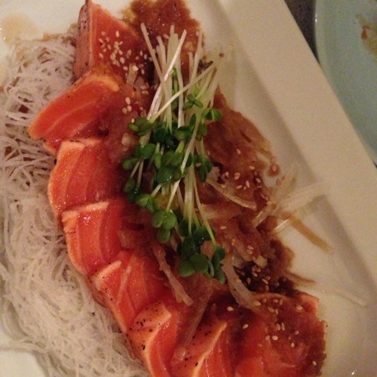12/15/2012 tarihinde Marlayna B.ziyaretçi tarafından Koi Japanese Cuisine'de çekilen fotoğraf