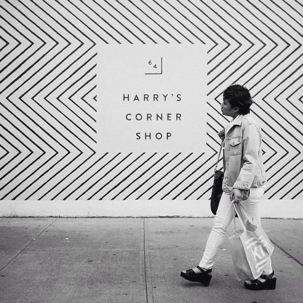 รูปภาพถ่ายที่ Harry&#39;s Corner Shop โดย Geoff D. เมื่อ 5/25/2014
