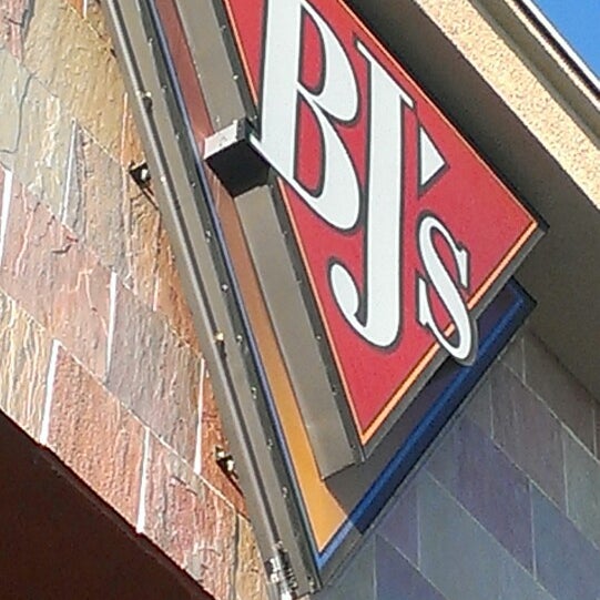 Photo taken at BJ&#39;s Restaurant &amp; Brewhouse by Pat A. on 3/17/2013