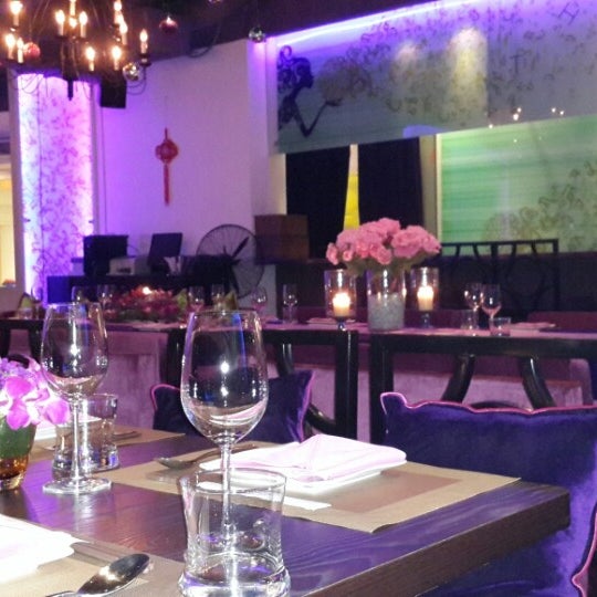 2/19/2014 tarihinde Charly L.ziyaretçi tarafından Koh Thai Restaurant &amp; Lounge'de çekilen fotoğraf