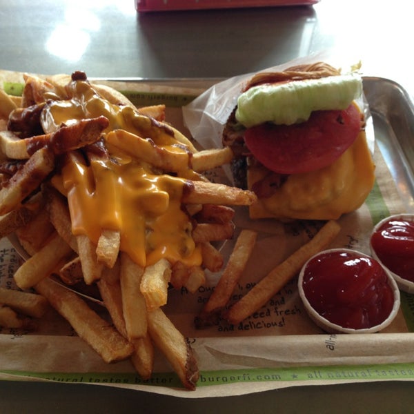 รูปภาพถ่ายที่ BurgerFi โดย Ed S. เมื่อ 3/23/2013