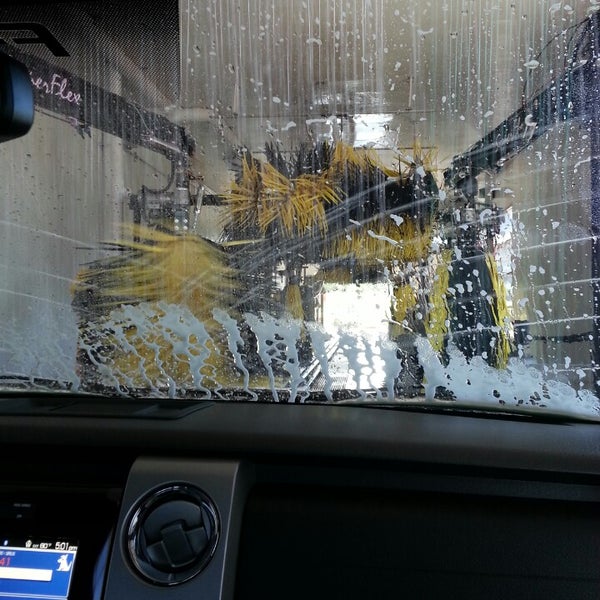รูปภาพถ่ายที่ Palms Car Wash - Research Blvd โดย Vivian L. เมื่อ 6/9/2013