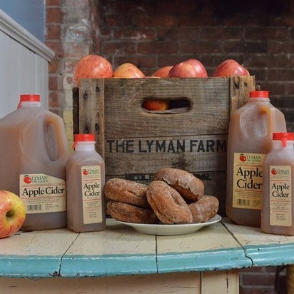 Foto scattata a Lyman Orchards Apple Barrel Market da Ryan W. il 9/24/2015