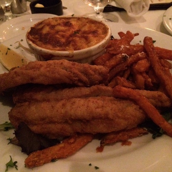 Foto diambil di Delta&#39;s Restaurant oleh Corey B. pada 12/1/2013