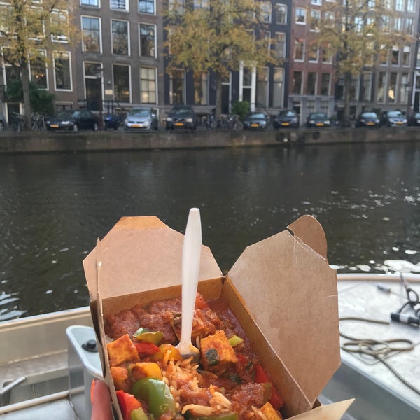 Food here was delicious! We got it to take out and ate by the canal. Perfect for vegetarian/vegans. Early bird lunch special: appetiser, curry and vegan pie for €25. Recommend the tofu tikka masala 🍛