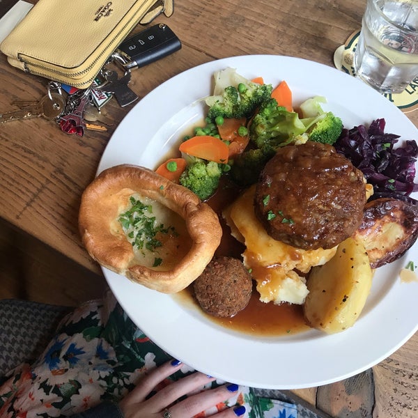 Had a delicious vegetarian Sunday roast, patty was super tasty and had caramelised onion inside. Portion size was quite large. Definitely recommend.