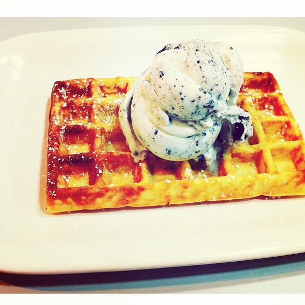 Photo taken at Wafflelicious by Reneelee on 4/23/2013