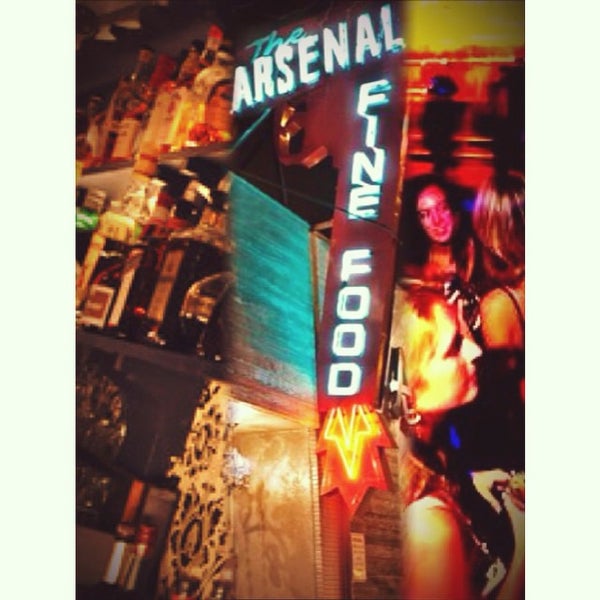Das Foto wurde bei The Arsenal Bar von Andi G. am 10/19/2014 aufgenommen
