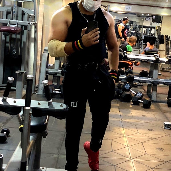 5 звезд фитнес. В спортзале с капюшоном. Парень в капюшоне в спортзале. Безрукавка с капюшоном мужская спортивная для бодибилдинга. Балахон для спортзала.