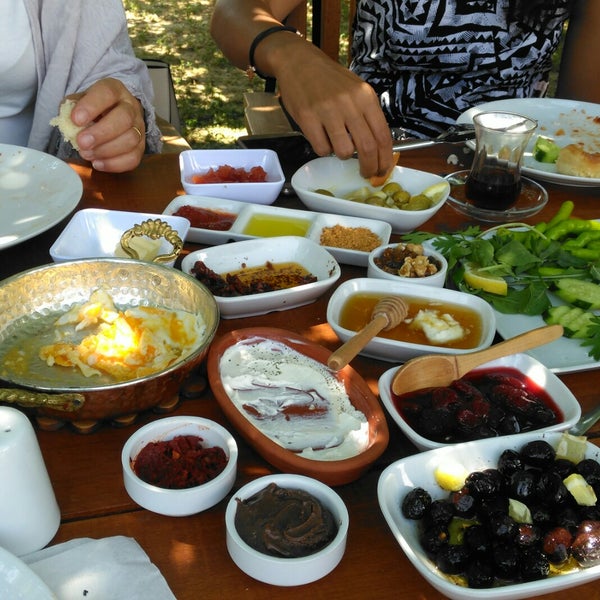 Foto tirada no(a) Sakızlak Çeşme Kahvaltı &amp; Mangal por Figen em 6/21/2018