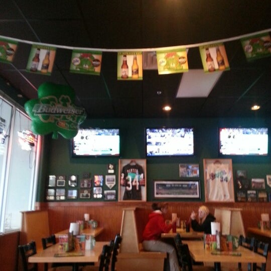 Photo taken at Beef &#39;O&#39; Brady&#39;s by Becky H. on 11/28/2012
