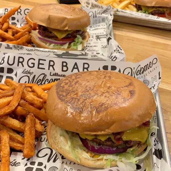 รูปภาพถ่ายที่ Burger Bar โดย Omar เมื่อ 7/22/2019