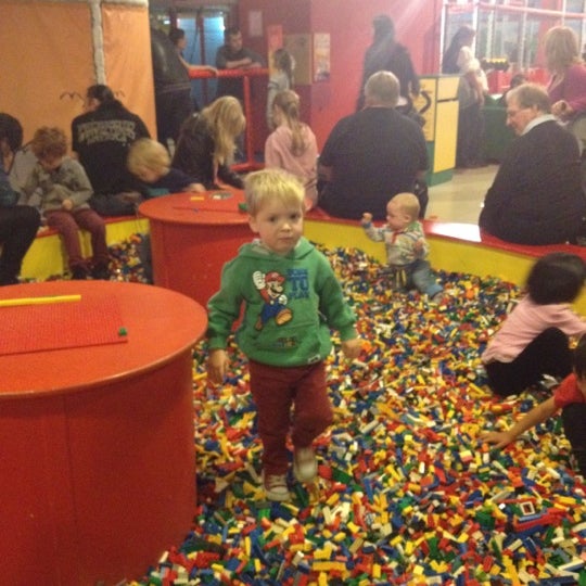 รูปภาพถ่ายที่ Legoland Discovery Centre โดย Rebecca เมื่อ 9/30/2012