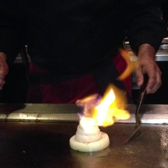 12/23/2012 tarihinde Erica H.ziyaretçi tarafından Sumo Japanese Steakhouse'de çekilen fotoğraf