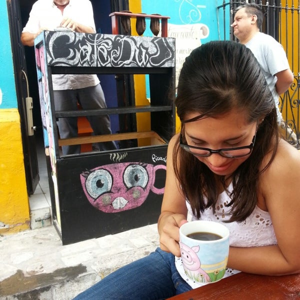 6/23/2013 tarihinde Karina O.ziyaretçi tarafından Café Du Calcetín'de çekilen fotoğraf