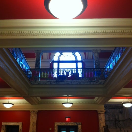 Foto tomada en Grand Rapids Public Library - Main Branch  por Jim W. el 11/4/2012