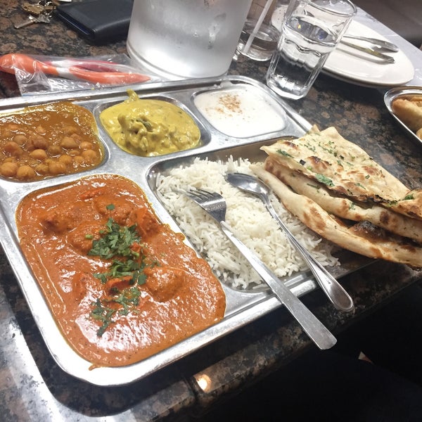 Foto scattata a Bhanu&#39;s Indian Grocery &amp; Cuisine da Andy N. il 7/3/2017