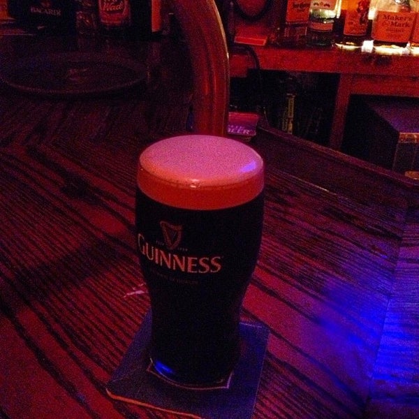 Снимок сделан в Molloy&#39;s Irish Pub пользователем Aparna M. 6/20/2013