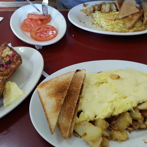 Foto tirada no(a) Dempsey&#39;s Breakfast and Lunch por Tony G. em 4/18/2014