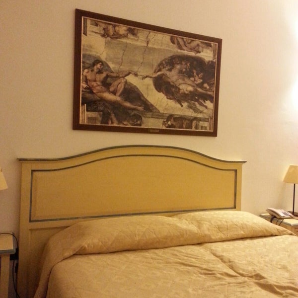 Un excelente hotel cercano a la estación de Esta Maria Novella con excelente atención. Aparte los detalles son exquisitos,x ej, arriba de cada cama un cuadro de "los famosos"