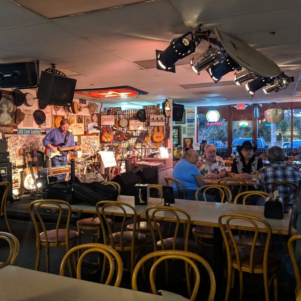 Foto scattata a Mission Pizza &amp; Pub da Lucy S. il 11/4/2018