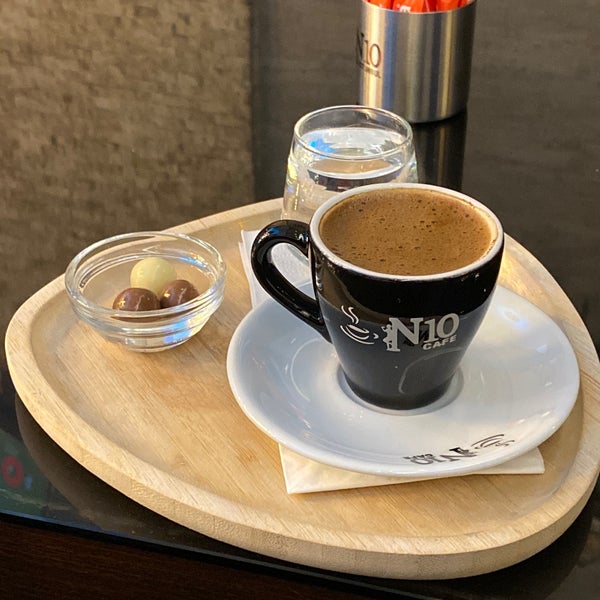 Photo prise au N10 Cafe par Cengiz O. le12/27/2019
