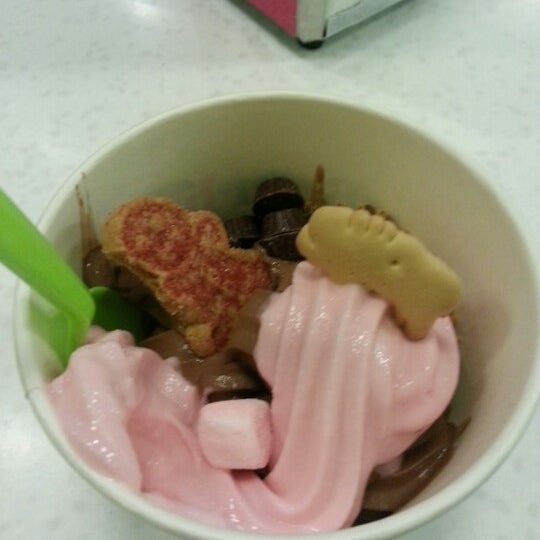 12/22/2012에 Ashton K.님이 Brrrberry Frozen Yogurt에서 찍은 사진