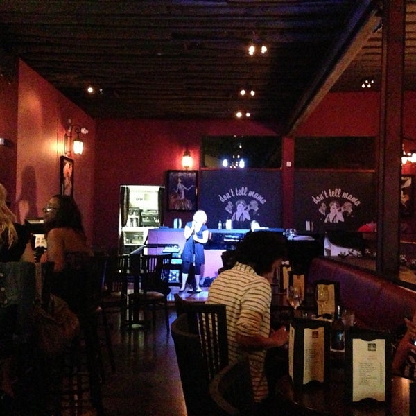 Снимок сделан в Don&#39;t Tell Mama Restaurant and Piano Bar пользователем Rey M. 4/24/2013