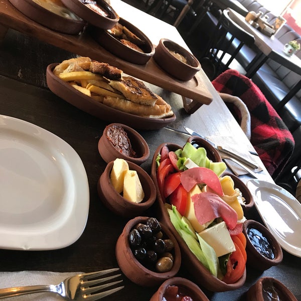 Das Foto wurde bei Prague Cafe Bistro von Duğçem Ö. am 3/18/2019 aufgenommen