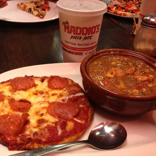 11/18/2012 tarihinde Sarah B.ziyaretçi tarafından Uncle Maddio&#39;s Pizza Joint'de çekilen fotoğraf