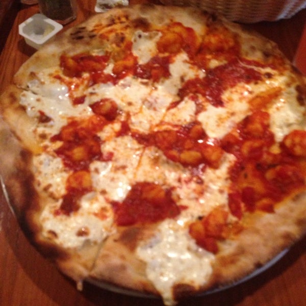 Снимок сделан в John&#39;s Pizzeria of Times Square пользователем Yandra M. 8/3/2014