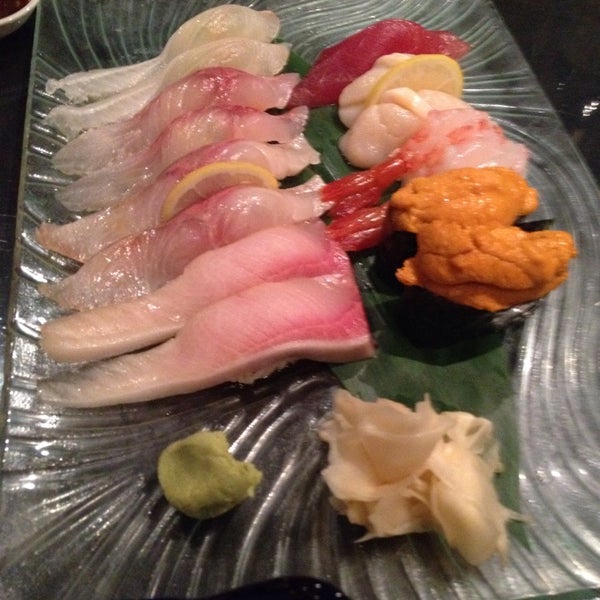 11/6/2013 tarihinde Jongchan K.ziyaretçi tarafından Ocean Blue Sushi Club'de çekilen fotoğraf