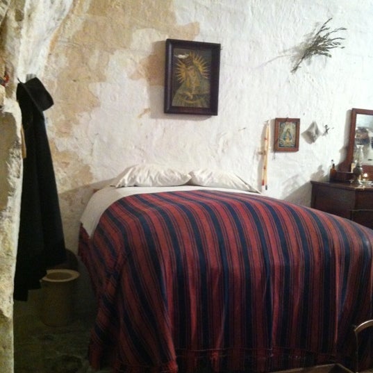 รูปภาพถ่ายที่ Storica Casa Grotta di Vico Solitario โดย Ezio เมื่อ 5/11/2013