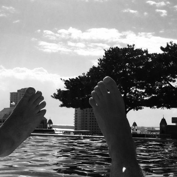 Снимок сделан в Viceroy Miami Hotel Pool пользователем Fresh 2/6/2015