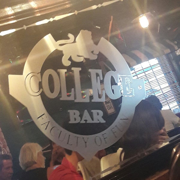 Das Foto wurde bei College Bar von Mithril . am 7/6/2017 aufgenommen