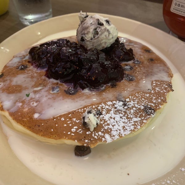 Photo taken at Snooze, an A.M. Eatery by Michael C. on 9/29/2019