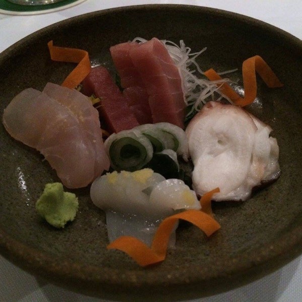 Sashimis deliciosos com peixes escolhidos com perfeição