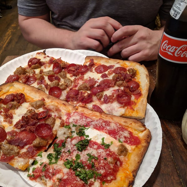 Foto tirada no(a) Champion Pizza por regina .. em 9/22/2018