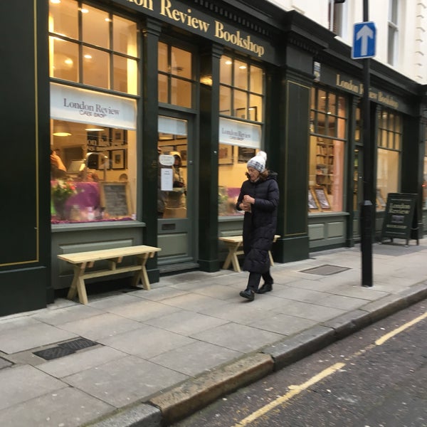รูปภาพถ่ายที่ London Review Bookshop โดย Angelina H. เมื่อ 2/5/2018